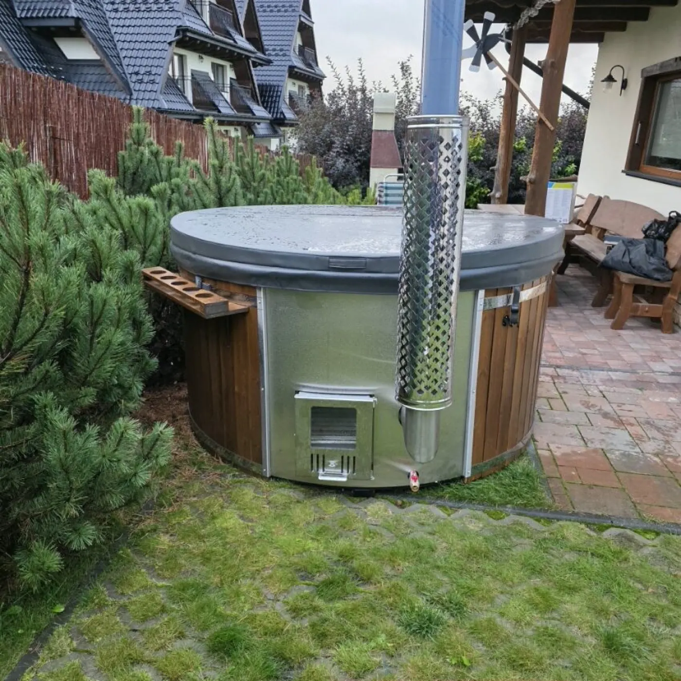 Okrągła balia ogrodowa Wójciak SPA w drewnianej obudowie z zewnętrznym piecem ze stali nierdzewnej