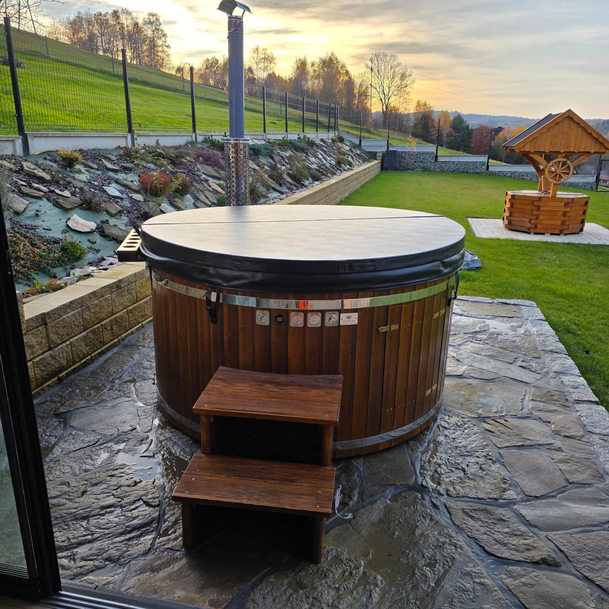 Okrągła pokrywa 2 m średnicy - idealna do balii i jacuzzi ogrodowych.